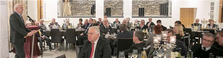 Professor Stefan Sell (links) sagte beim Neujahrsempfang der Mittelstandsvereinigung der CDU den heimischen Unternehmen, man müsse die Personalpolitik den aktuellen Gegebenheiten anpassen. Fotos: Jost