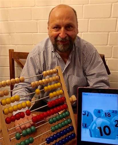 Professor Uwe Hansen, Vorsitzender des Lions Fördervereins Remagen Unkel, „Brücke von Remagen“ wacht über die ordnungsgemäße Ziehung der Gewinnzahlen des Adventskalenders. Uli Bollmann, LC Remagen