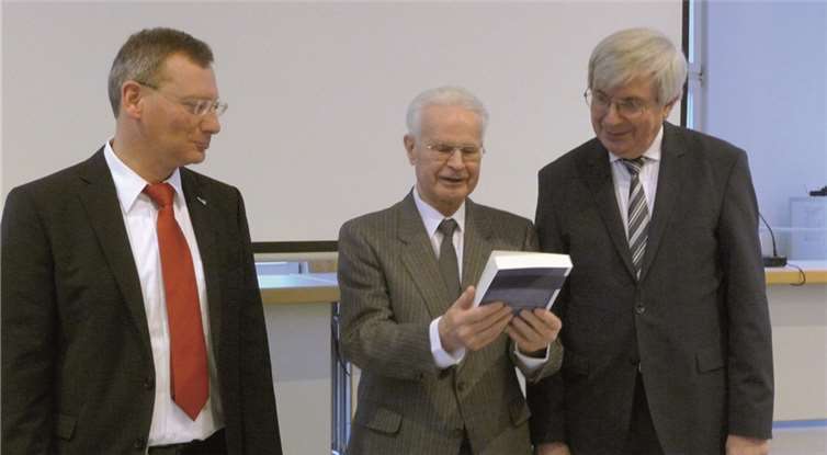 Professor em. Dr. Rudolf Hoppe (re.) und Professor Dr. Michael Reichert (li.) von der Rheinischen Friedrich-Wilhelms-Universität Bonn überreichten Professor em. Dr. Alfons Weiser die Festschrift. Verena Breitbach