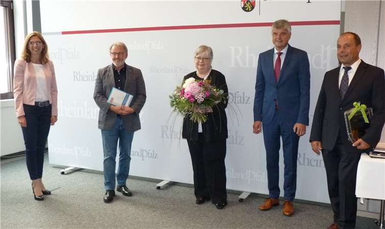 Professorin Dr. Wilma Funke aus Freirachdorf (Mitte) erhielt aus den Händen vonStaatsministerin Sabine Bätzing-Lichtenthäler (li.) den hohen Orden der BundesrepublikDeutschland am Bande. Zu den Gratulanten gehörten (v.l.) Peter Klöckner, Bürgermeisterder Verbandsgemeinde Hachenburg, Klaus Müller, Bürgermeister der Verbandsgemeinde Selters und Hans Peter Hebel, Bürgermeister von Freirachdorf. Fotos: HE