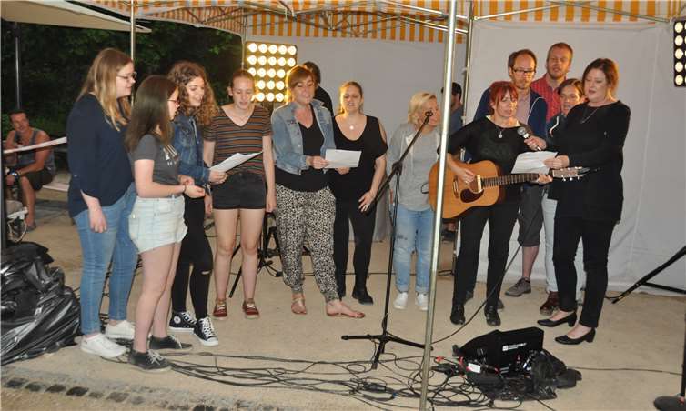 Profis und Talente versammelten sich am Ende zum traditionellen „Lied des Abends“.privat