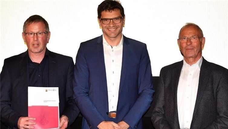 Programmgestalter Michael Mertes (links) und Eberhard Malzi (rechts) zusammen mit Staatssekretär Salvatore Barbaro (Mitte). Privat