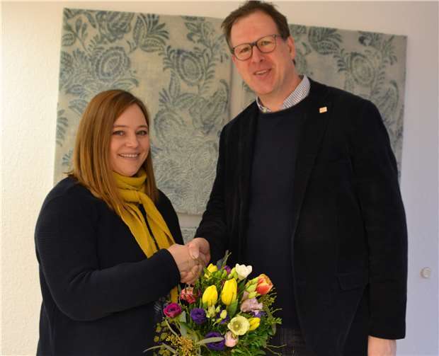 Projekt 3-Geschäftsführer Uwe Berens (r.) dankte Claudia Bellmund, Beratungs- und Koordinierungsfachkraft der Projekt 3 gGmbH für ihr Engagement.