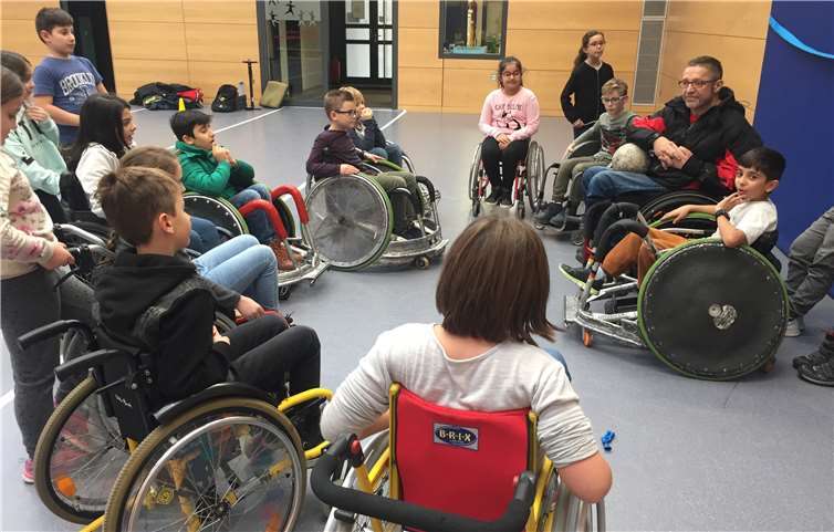 Projekt „Leben im Rollstuhl“ an der Grundschule in Kaltenengers: Die Schüler konnten das Leben im Rollstuhl nachempfinden. Foto: privat