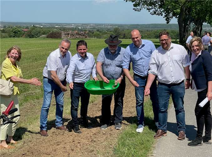 Projekt „Vernetztes Rainland“: Gemeinsam gesät – die Bürgermeister aus Wachtberg und Meckenheim, J. Schmidt und H. Jung (3.+ 4.v.l.), mit weiteren Vertretern, u.a. aus Rheinbach, Swisttal, vom ETN u. der Hochschule onn-Rhein-Sieg. Foto: Gemeinde Wachtberg/bb