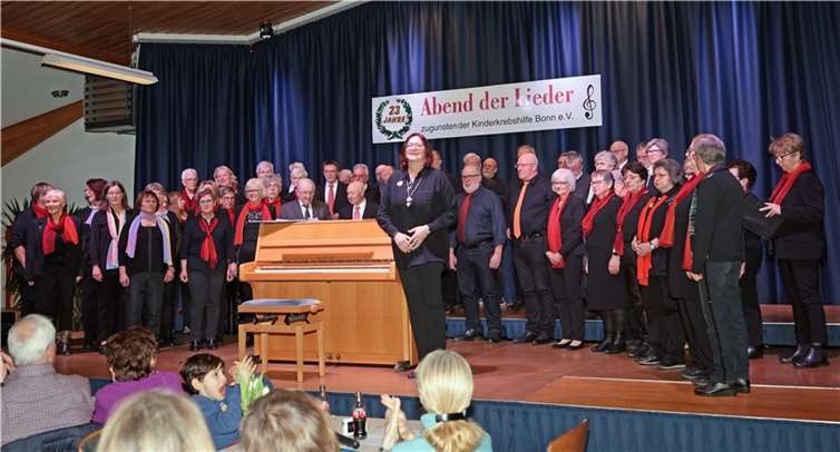 Projektchor Nürburg/Meuspath, Leienkaul, Chor 2000, mit Chorleiterin Monika Meyer. Fotos: Werner Dreschers
