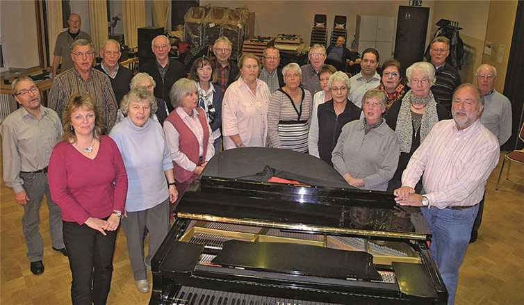 Projektchor bei der Chorprobe mit Chorleiter Manfred Moskopp (vorne rechts).privat