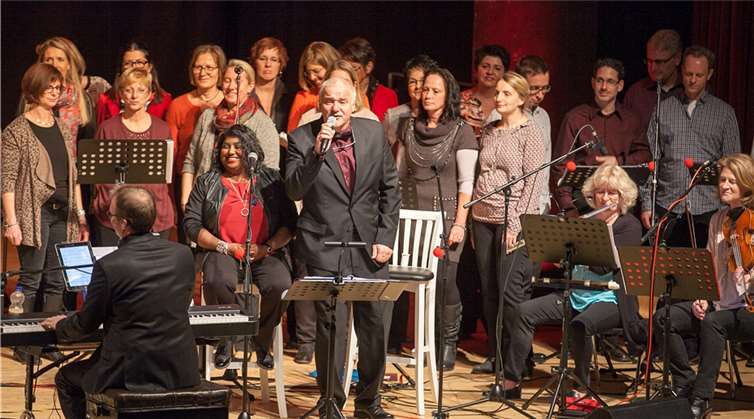 Projektchor und Solisten begeisterten das Publikum und erhielten Ein großer Erfolg war das Benefizkonzert mit den Solisten Jenny Hambach, Tilly Wirtz , Günter Grohs und Georg Grohs und dem gleichnamigen Projektchor. JOST