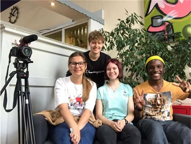 Projektgruppe von links nach rechts: Rabia Gördebil, Johanna Neureuter, Luisa de Hesselle und Marlon Obam Obam. Foto: privat