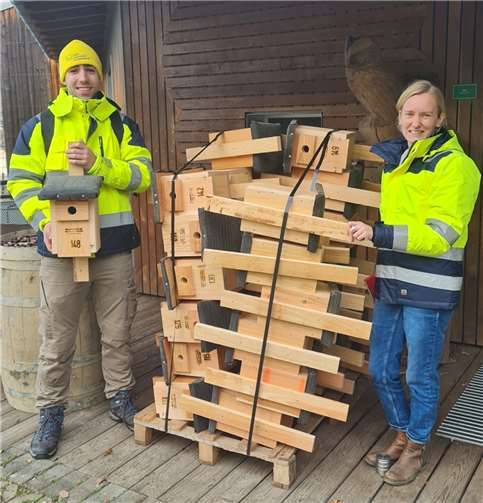 Projektkoordinator Tobias Grünfeld und Umweltpädagogin Angelika Bales von der Umweltlernschule+(ULS) des AWB nehmen die ersten Nistkästen der AWB-Aktion entgegen.  Foto: Abfallwirtschaftsbetrieb Kreis Ahrweiler