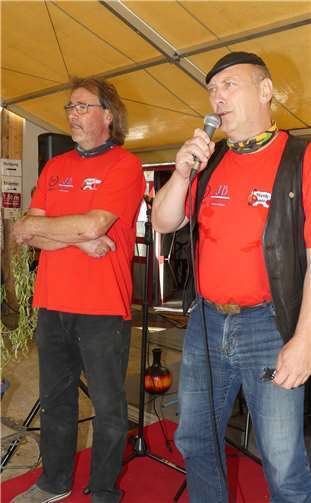 Projektleiter Alfred Bullermann (re.) stellte zusammen mit Gastgeber Jürgen Berens die Friedensinitiative der Schmiede vor.