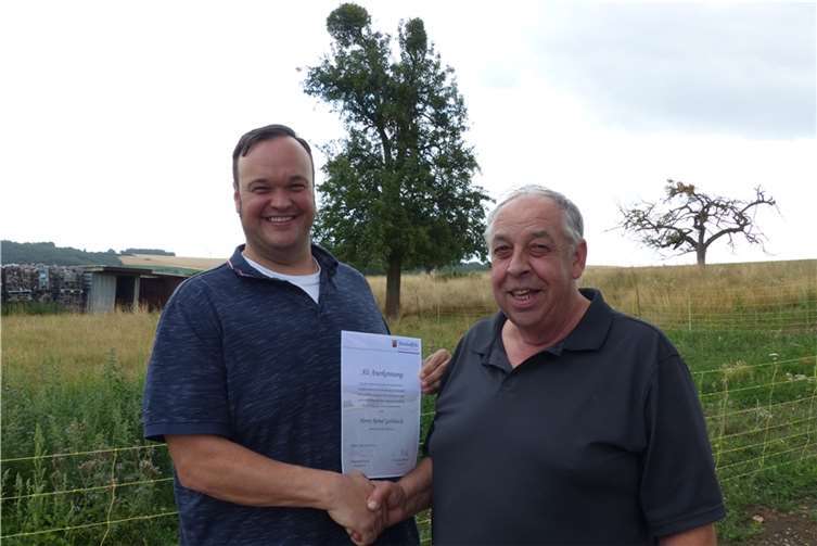 Projektleiter Christoph Platen bedankt sich beim TG Vorsitzenden Bernd Geisbüsch für die gute Zusammenarbeit. Foto: Michael Krayer