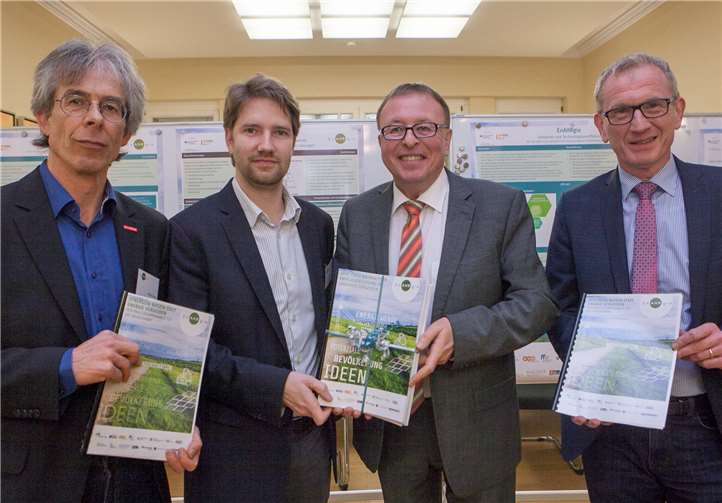 Projektleiter Dr. André Schaffrin (Zweiter von links) überreichte denAbschlussbericht an (von links) Stefan Gustav von der Handwerkskammer Koblenz, Landrat Dr. Jürgen Pföhler und Bürgermeister Guido Orthen.