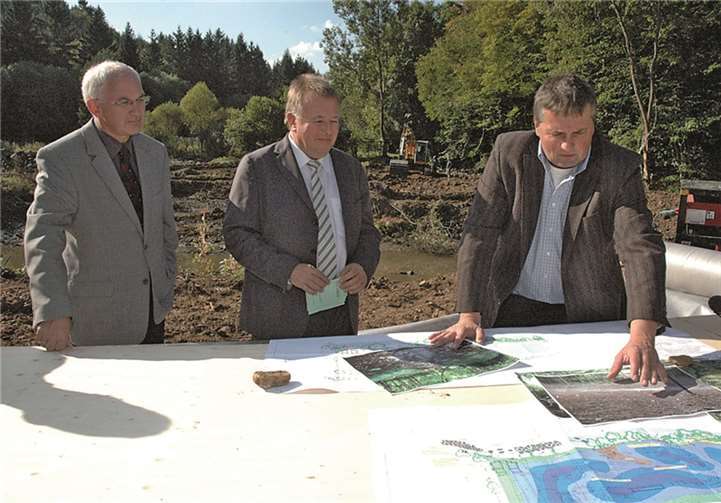 Projektleiter Dr. Jürgen Mölle (v. r.) erläuterte Landrat Dr. Jürgen Pföhler und dem Bürgermeister der Verbandsgemeinde Adenau, Hermann-Josef Romes den aktuellen Stand des Großprojekts und die noch anstehenden Arbeiten.