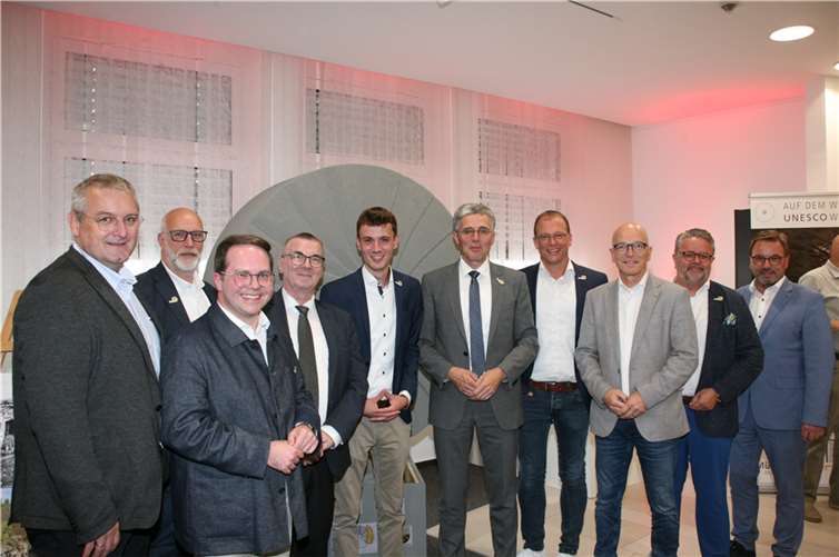 Projektleiter Dr. Nicolas Junglas (M.), Einladende und Ehrengäste vor dem Mühlstein der „Jecke Pänz“, der kürzlich noch den Prunkwagen der Stadt Mayen beim Rheinland-Pfalz-Tag zierte.  Fotos: WE