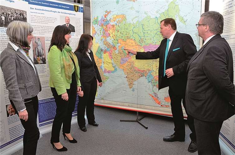 Projektleiter Jakob Fischer (2.v.r.) führte in die Wanderausstellung „Deutsche aus Russland - Gestern und Heute“ ein. KV MYK