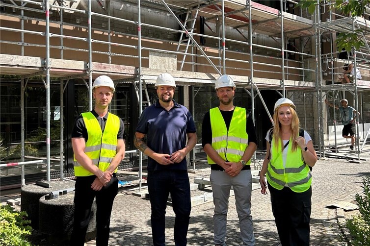 Projektleiter Joschka Erdkamp (2. v. r.) und Architekt Alexander Winkler (l.) informierten gemeinsam mit Julia Moser-Winterwerber Oberbürgermeister Lennart Siefert über den aktuellen Stand der Sanierungsarbeiten am Service-Center Lahnstein in der Westallee.