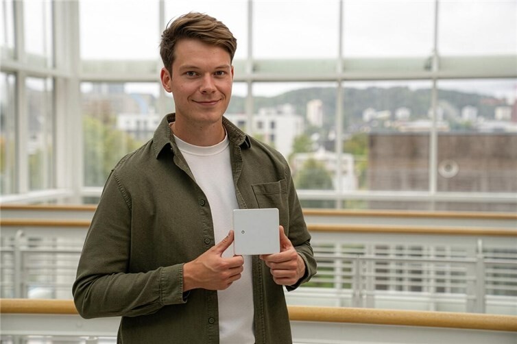Projektleiter Nicolai Kretz mit dem evm+ Energiepilot. Mit dieser Entwicklung ist die evm für den diesjährigen Stadtwerke-Award nominiert.