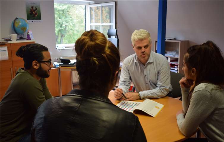 Projektleiter Peter Schäfer erklärt das Projekt.  JHV