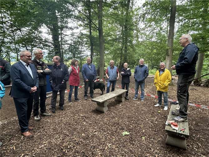 Projektleiter Stephan Jost (rechts) von der Hochschule Koblenz informierte Vertreter der Politik, der Stadtverwaltung, des Fördervereins Kur- und Heilwald Lahnstein sowie der Unfallkasse im Kinderheilwald über den aktuellen Baufortschritt des Waldklassenzimmers.