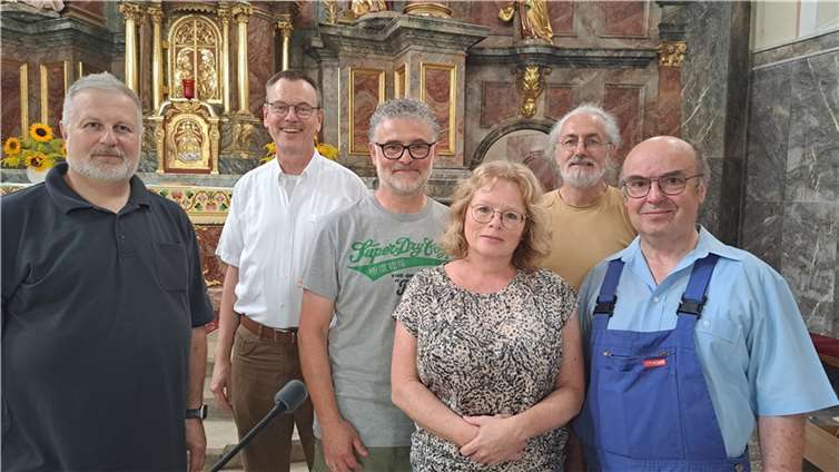 Projektleiter Th. M Böhm von der Firma TMB Strässer, Pfarrer Norbert Missong, Pfarrgemeinderatsvorsitzender Wolfgang Weber, Verwaltungsratsmitglied Andrea Hermann, Küster Gerhard Schlich und Verwaltungsratsmitglied Hans-Walter Schneichel freuen sich über die tolle Klangqualität in der Pfarrkirche Sankt Dionysius in Kruft. Foto: Marita Schneichel