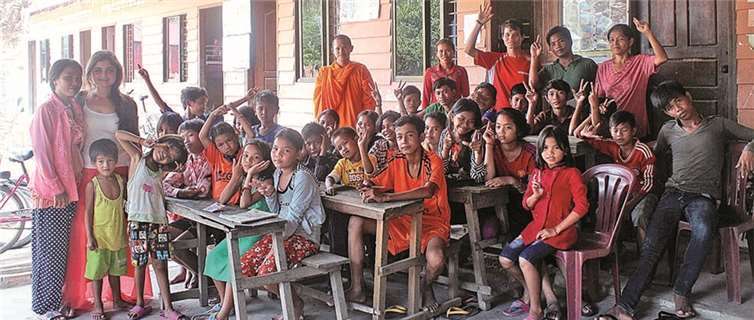 Projektleiterin Arevik Simonyan (2.v.l.) machte sich vor Ort ein Bild von den Fortschritten.