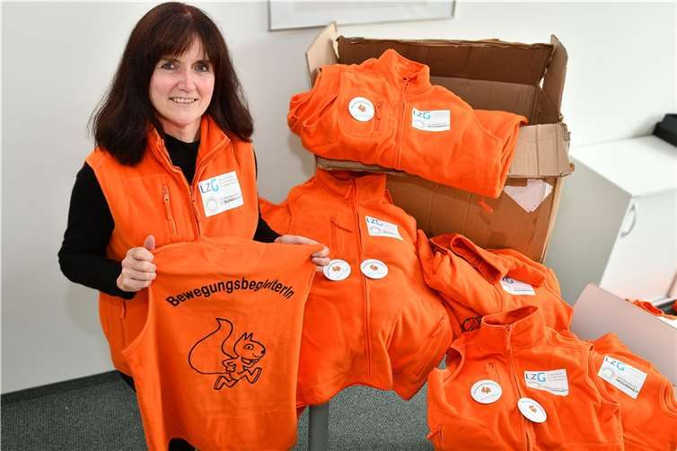 Projektleiterin Lea Bales freut sich, die neuen sportlichen Westen an die Bewegungsbegleiter im Landkreis verteilen zu können. Foto: Kreisverwaltung MYK/Morcinek