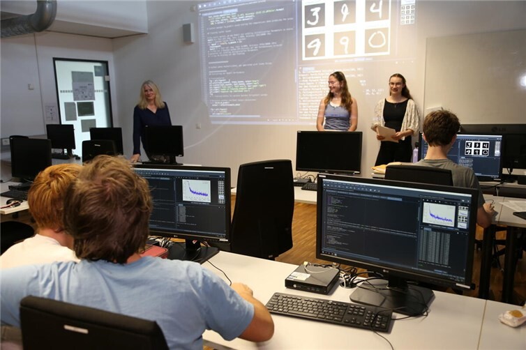 Projektleiterin Prof. Dr. Babette Dellen mit den Projektbetreuerinnen Maria Kramer und Katharina-Maria Günther sowie den vier Schülern der CJD Christophorusschule Königswinter.