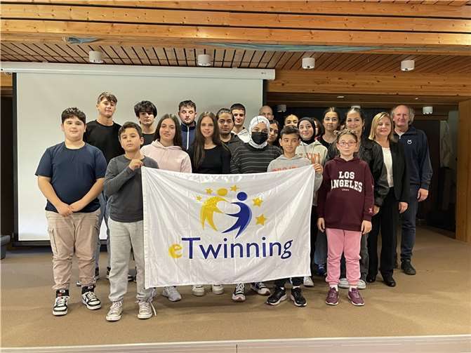 Projektleiterin Rahime Önkol und den beteiligten Schülerinnen und Schüler des HSU Türkisch. Quelle: GiK