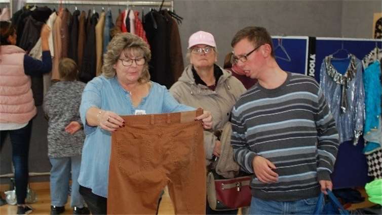 Projektleiterin Susanne Öhmen mit den Werkstattbeschäftigten Petra Lahr und Lukas Dymke. Foto: Foto: Caritas Werkstätten, Sinzig