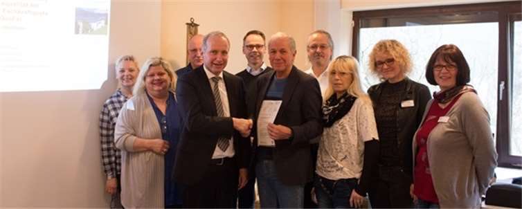 Projektpartner: Prof. Dr. Albert Brühl, PTHV (3. vorne li.) mit Werner Bleidt, Bethesda-St. Martin gGmbH (re. daneben) umringt von Heimleitern und Pflegedienstleitungen der beteiligten vier Altenheime.Privat