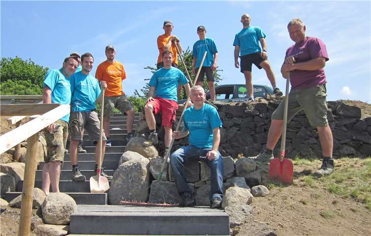 Projektpate Achim Danhausen (vorne Mitte) und die freiwilligen Helfer sind stolz auf die geleistete Arbeit.Foto: innogy