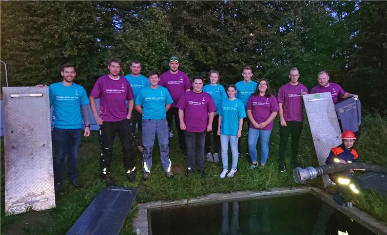 Projektpate Axel Münnich (1. von links) und die freiwilligen Helfer sind stolz auf das neue Wassertrainingsbecken. Foto: innogy