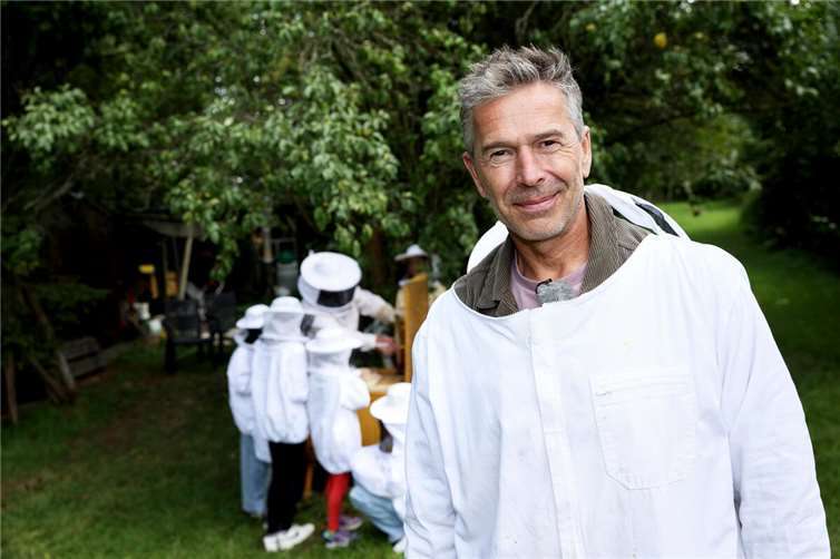 Projektpate Dirk Steffens besucht mit den Kindern aus dem Ahrtal die Bienenstöcke.  Foto: RTL / Frank Hempel