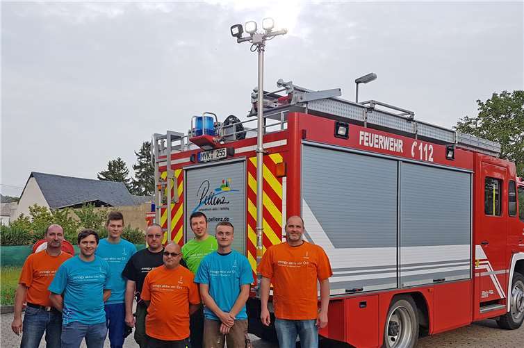 Projektpate Hans-Josef Adams und Kameraden der Freiwilligen Feuerwehr Saffig freuen sich über die neue Beleuchtung am Tanklöschfahrzeug. Foto: privat