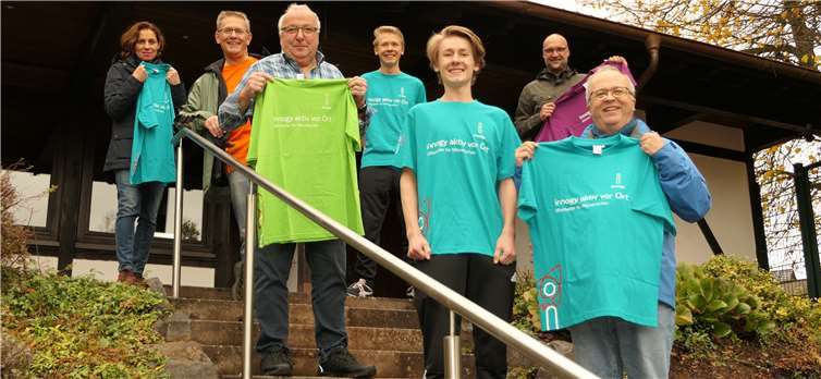 Projektpate Markus Schrader (hintere Reihe rechts) sowie die Vorstands- und Vereinsmitglieder freuen sich über das frisch sanierte Sportlerheim des TUS Kaisersesch.Foto: Westenergie, Oktober 2020