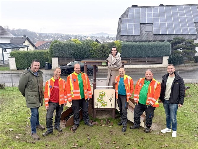 Projektpate Patrick Ley (rechts) freut sich gemeinsam mit Ortsbürgermeisterin Simone Röttgen (Mitte), dem Beigeordneten Björn Bunse (links) und den Mitarbeitern des Bauhofs über den frisch sanierten Spielplatz.  Foto: Westenergie AG