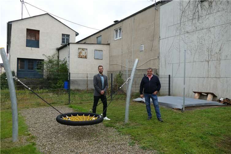 Projektpate Patrick Ley von Westenergie, und Ortsbürgermeister Walter Kill freuen sich über die neue Spielfläche an der Vulkanhalle in Kruft. Foto: privat