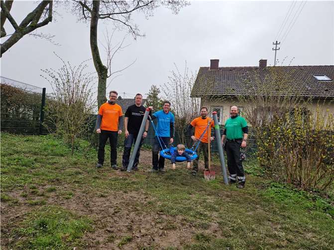 Projektpate Randy Koegst (3.v.li.) und die ehrenamtlich Engagierten des Fördervereins Kita „Arche Noah“ freuen sich über die neue Nestschaukel in Düngenheim.  Foto: Westenergie/Randy Koegst