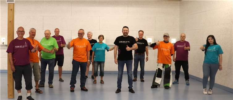 Projektpate Stephan Figura (5. v. r.), der erste Vorsitzende Stefan Weber (2. v. l.) und die Schützen freuen sich über die geleistete Arbeit.Foto: innogy