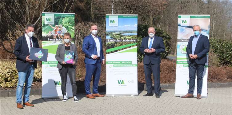 Projektstart für die Westerwälder Naturtalente (v.l.) Achim Schwickert (Landrat Westerwaldkreis), Sandra Köster (Vorständin Wir Westerwälder), Patrick Schumacher (Geschäftsführer attentio Hachenburg), Dr. Peter Enders (Landrat Kreis Altenkirchen), Achim Hallerbach ( Landrat Kreis Neuwied)