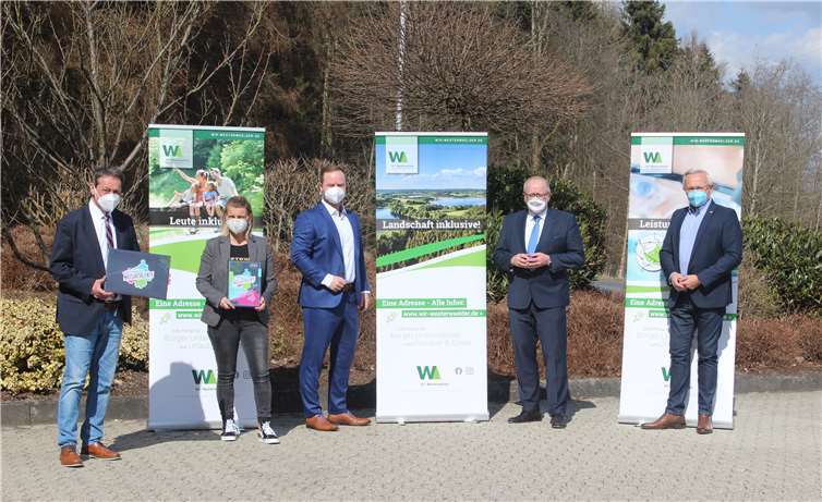 Projektstart für die Westerwälder Naturtalente: v.li. Achim Schwickert (Landrat Westerwaldkreis), Sandra Köster (Vorständin Wir Westerwälder), Patrick Schumacher (Geschäftsführer attentio Hachenburg), Dr. Peter Enders (Landrat Kreis Altenkirchen), Achim Hallerbach (Landrat Kreis Neuwied).Quelle: Wir Westerwälder