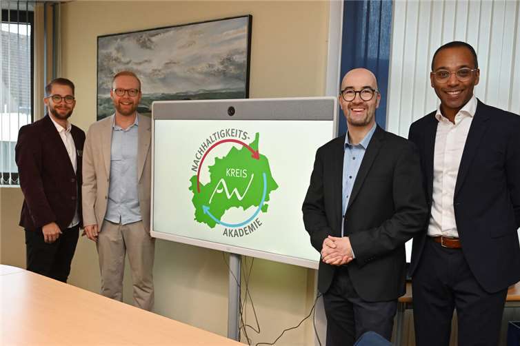 Projektverantwortlicher Timo Schäfer, Jan-Erik Burkard, Leiter Unternehmenskommunikation der VR Bank RheinAhrEifel eG , Kreiswirtschaftsförderer Tino Hackenbruch und TÜV-Referent Dr. Daniel Opoku.  Foto: Hans-Jürgen Vollrath