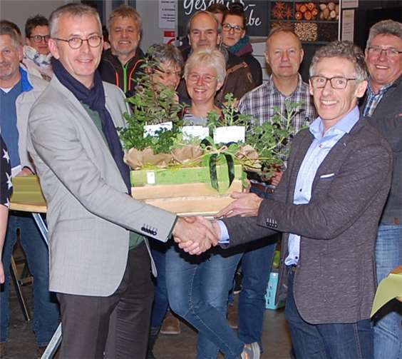 Prokurist Franz Josef Bell (rechts) begrüßt Einrichtungsleiter Pascal Birtel im Kollegenkreis.Foto: Caritas Werkstätten, Sinzig
