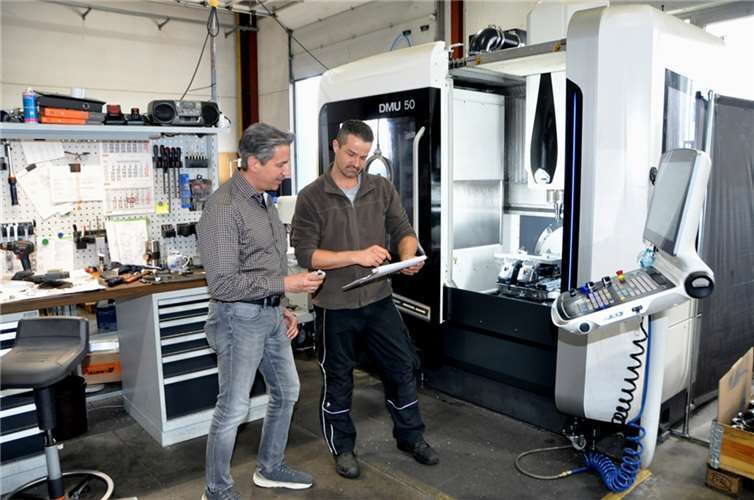 Prokurist Marcus Lung (li.) gemeinsam mit seinem Mitarbeiter an der Fräsmaschine. Fotos: BS