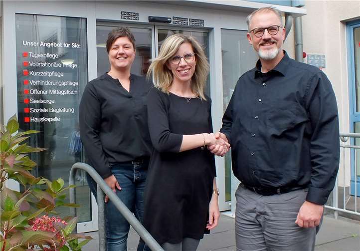 Prokurist Oliver Winter und Pflegedienstleiterin Stefanie Betzing begrüßen Christiane Jeub als neue Einrichtungsleiterin im Altenzentrum St. Johannes. Foto: St. Raphael CAB, Mayen