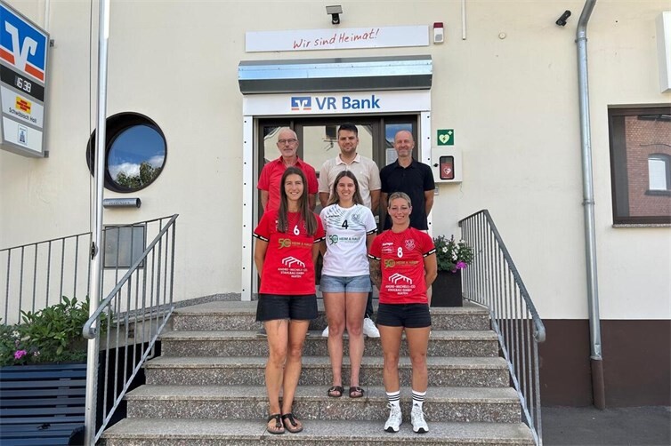 Prokurist und Filialleiter Udo Link (VR Bank RheinAhrEifel eG), Trainer Lukas Hürter und 1.Vorsitzender Jörg Mehlem, sowie die Spielerinnen des TV Welling.