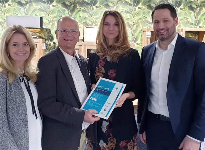 Prokuristin Susanne Tack und Geschäftsführer Hermann Krupp von KRUPP Druck in Sinzig übergeben die Zertifikats-Urkunde an möbel billi. Marketingleitung Nadine Zimmermann und Prokurist Ulrich Eichenhofer setzen nicht nur in Sachen Marketing auf Klimaschutz. Foto: WAMFO.DE