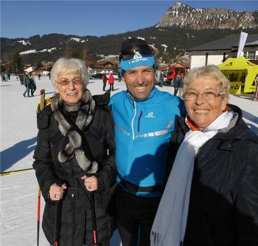Promi-Foto: Peter Schlickenrieder mit Club-Mitgliedern.