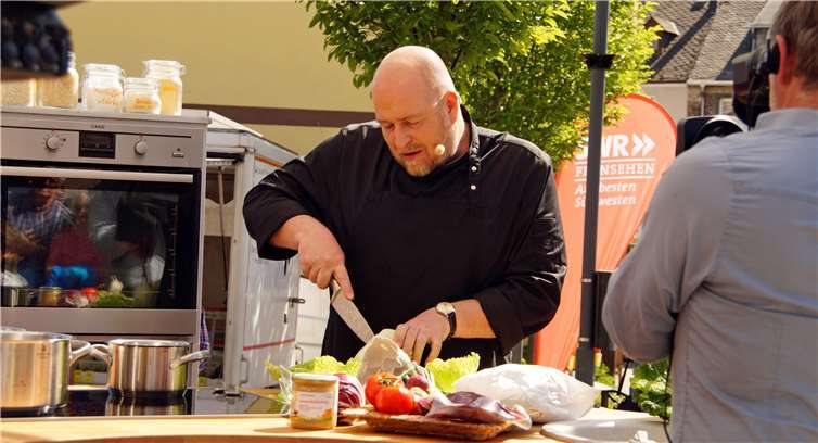 Promi-Koch Frank Brunswig beim Zubereitender Höhr-Grenzhäuser Stulle vom Maibock.